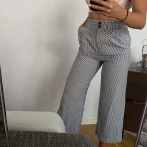 Byxor - Blå och vit randiga utsvänga byxor, med fake fickor där bak 💙 Använd endast 2 ggr. Betalning sker via swish och frakt tillkommer 😇 