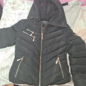 Hollies Stockholm  jacka nyskick - Riktigt snygg hollies Stockholm  jacka. Köptes när jag var gravid, sen passade den aldrig tyvärr... då jag aldrig gillat päls tog jag av den... letar upp pälsen om ni gärna vill ha den. Storlek 36 nypris ca 3500 kr