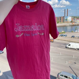 Vintage tshirt - Rosa oversized T-shirt, köpt vintage. Storleken är en S-L, beroende hur man vill att den ska sitta. Säkert jätte fin till raka jeans och sen den här gobiten över💞✨ piffar till outfiten. Jätte fin på en kille också. Unisex. Okänt märke. RARE. Bud från 100 kr