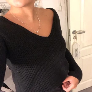 Nakd - Stickad tröja med v ringning från nakd. Sitter bra på mig men känner att det inte riktigt är min stil. Tror den kosta 300-400kr. Skriv i kommentarerna elr privat. Bra pris vid snabb affär💕 köpare står för frakt💕