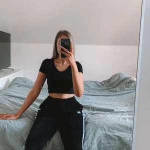 Kappa byxor  - Raka byxor i velvet från Kappa. Hög midja med dragsko. Aldrig kommit till användning, skicket är som nytt. Säljes då dom är något korta på mig som är 175 cm. Nypris: 899 kr 