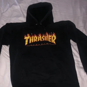 Thrasher hoodie - säljer min thrasher hoodie då den inte kommer till nån användning längre. fof i bra skick, förutom att det lossnat lite plast på ena snöret (se bild) köpte för ca 700kr säljer för 350+frakt eller högsta bud💛 BUD:450kr