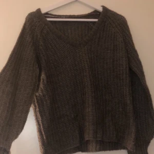 stickad tröja  - en jätteskön v-ringad stickad tröja. andra bilden visar tydligare hur färgen egentligen ser ut. säljer denna även i en ljus blå!