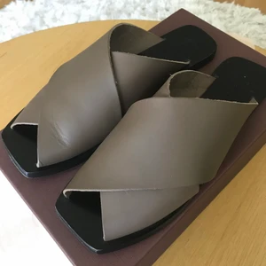 ATP Atelier Sandaler - ATP Atelier sandaler köpta i juni och använda enbart 2 gånger. I väldigt bra skick, men syns lite slit här och var! 