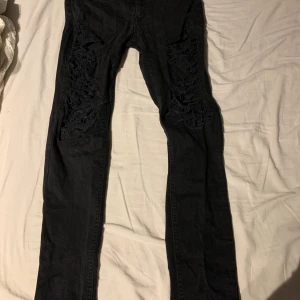 Svarta håliga jeans - Riktigt feta jeans från Criminal damage!