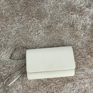 Handväska - Vit handväska från hm! Använd men i bra skick!