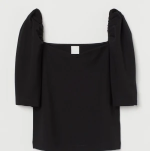 Topp med puffärm  - Säljer en helt ny topp med puffärm i stl M. Aldrig använd! 