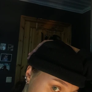 Svartmössa  - Svart mössa helt basic från h&m