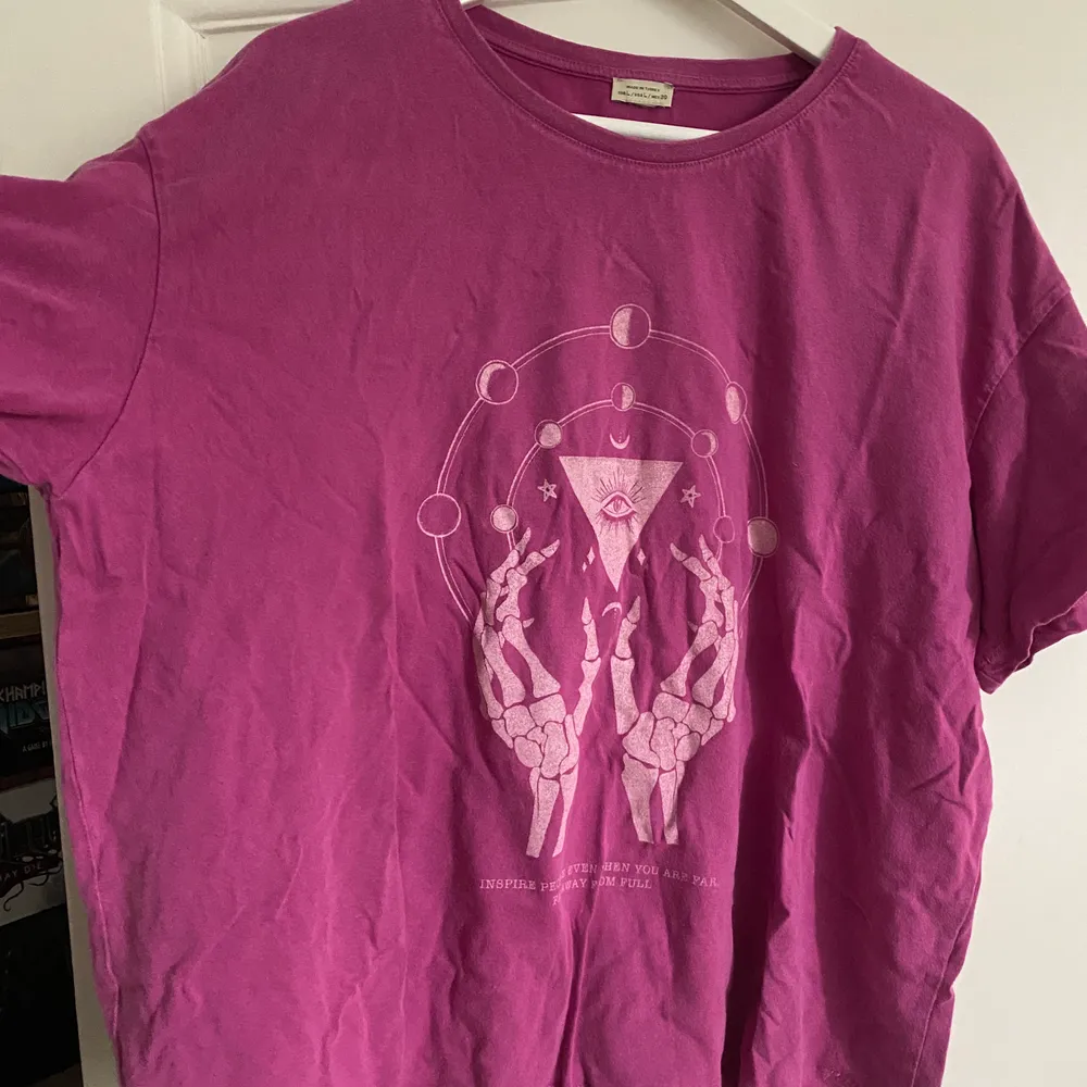 Snygg rosa t-shirt. Storlek L men ganska liten i storleken. Inte säker på att jag vill sälja men kollar om det finns intresse. . T-shirts.