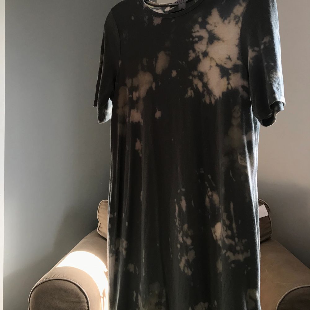 Säljer denna ascoola T-shirt klänning som från början är köpt på Nelly men som jag senare blekt. Superskönt stretchigt material. Strl S men skulle säga att den kan passa M också beroende på hur oversize man vill ha den. Säljer då den inte kommer till användning. Köparen står för frakt. Klänningar.