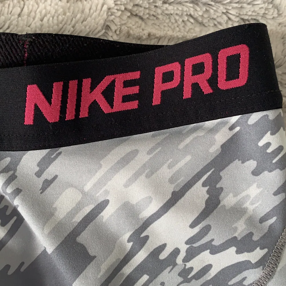 Korta tights från Nike Pro, använda men hela och rena. Porto ingår i priset.. Shorts.
