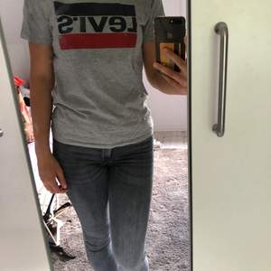Grå T-shirt från Levi’s väldigt skön tröja näst intill oanvänd 