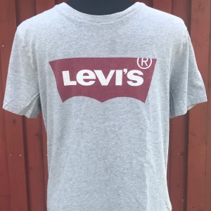 Levi’s tshirt - Original t-shirt från Levi’s. Skitsnygg och i väldigt fint skick. 🤩 Köparen står för frakten.