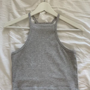 Topp från Gina - Använd men i gott skick. Funkar bra till de flesta byxorna/kjolarna. Inkl frakt