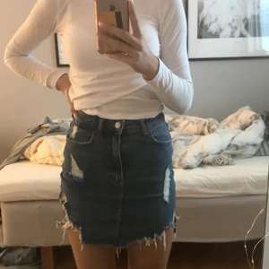 Jeanskjol från pull&bear - Väldigt fin jeanskjol med slitningar från pull&bear. Har tyvärr växt ur den. Storlek S men passar Xs. Säljer för 50kr