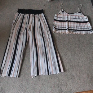 Plisserat set från bikbok - Plisserat ser från bikbok med tillhörande linne & byxor, i fint skick men med två små fläckar (se bild) Köpare står för fraktkostnaden!