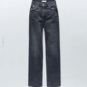 Gråa zara jeans - Säljer dessa jeans från Zara då jag upplever att de inte passar mig. Köptes för 400kr. Jeansen är lite elastiska. Prislapp kvar!! Bud:410kr