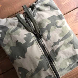  - Killhoodie men passar både kille å tjej. Kan hämtas i Gbg eller fraktas (köpare betalar frakt)