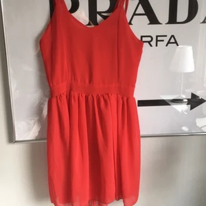  - Jätte fin klänning med öppen rygg 