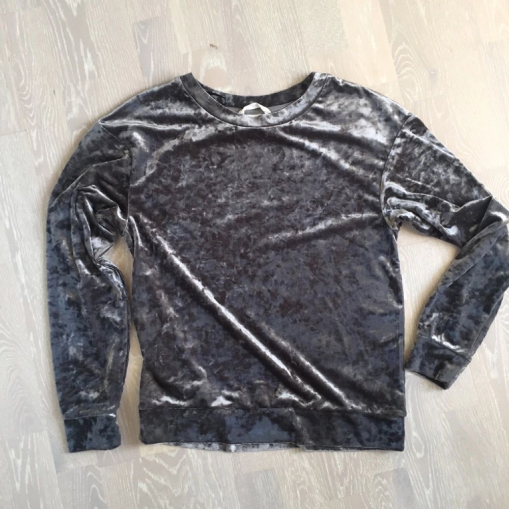 Cooooolaste tröjan ever ✨ i mjukt sammetsliknande material. Huvtröjor & Träningströjor.