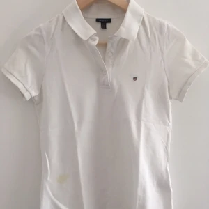  - Gant pikè (dam) i storlek XS. Tröjan är använd och har därför lite defekter(se bilder). Självklart äkta! Säljs pga fel storlek