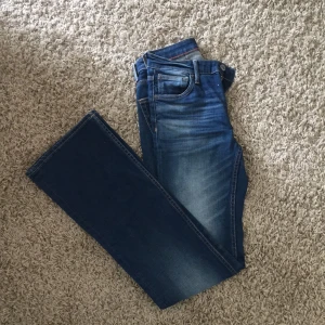  - Skit fina boot cut jeans från märket Crocker! Aldrig använda då dom är försmå för mig. Dom är små i storleken så skulle säga att de passar 25/26 :) 
