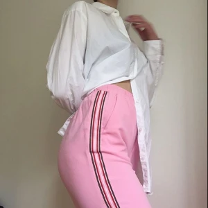  - Rosa trackpants från asos med slits längst ner. Passar 36-40 (jag har 38).