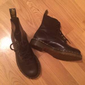 Oanvända svarta Dr Martens