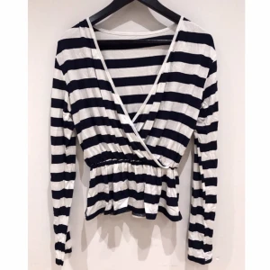  - Långärmad tröja i omlottmodell med resår runt midjan, aldrig använd. Kan skicka fler bilder om så önskas!