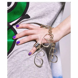  - BACK S/S   Makalöst Ann-Sofie BACK Armband.   Nytt, aldrig använt.  Utan tvekan ett iögonfallande statement piece. Exklusivt, BACK minimalism när det är som bäst!                                                                                      Inköpspris: 1995kr  B - bracelet 100% Brass mässing   BACK B-bracelet i mässing i form av en kedja med stora berlocker i bokstaven B.  ”Light gold”   Storlek: Justerbar  Kan hämtas i Stockholm. Frakt ingår i priset. 