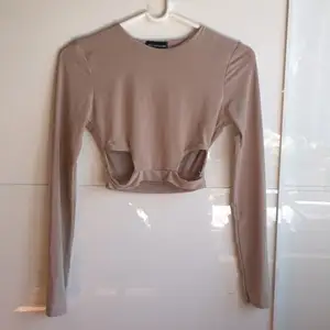 Beige crop top i silkigt material. I nyskick! Färgen är som sista bilden. Betalning via swish och frakt tillkommer. 