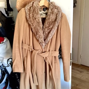  - Knälång höstkappa i en blandning av ull och Kashmir. Så himla himla fin men nu behöver den byta ägare. Frakt tillkommer