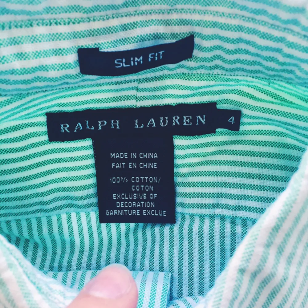Grön skjorta från Ralph Lauren i storlek 34, är i modellen slim fit och sitter väldigt fint på! Säljer skjortan för 350:- eller tillsammans med en likadan skjorta i färgen rosa för 600:- tillsammans. Köparen står för eventuell frakt 🌸. Skjortor.