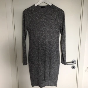  - Jättefin fodralklänning från River Island. Storlek 14, motsvarar storlek 38.  Köparen står för frakten :) 