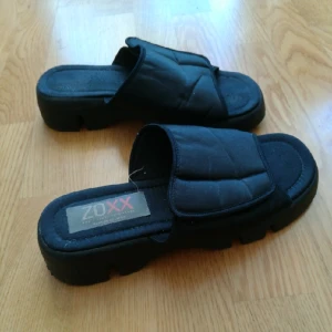  - sportiga tofflor med lite klack. Aldrig använda av mig. står storlek 39, men skulle mer säga 37. tofflorna är justerbara med kardborrband. 