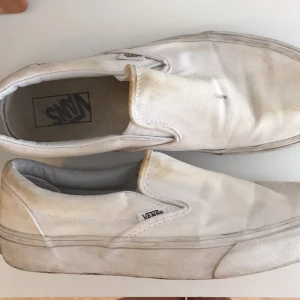  - Vita Vans. Säljes billigt pga börjat bli slitna (se bild).
