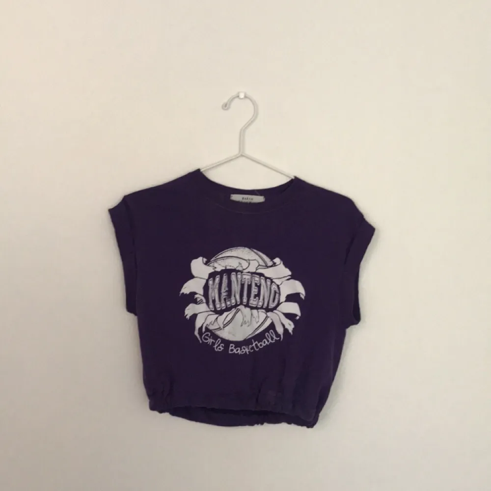 Köpt för några år sen från Urban outfitters (renewal), använd ca 3 ggr . T-shirts.