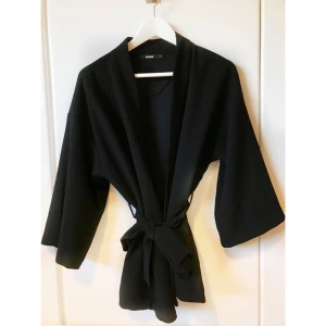  - Svart kimono/ jacka med band i midjan från bikbok. Pris exklusive frakt.