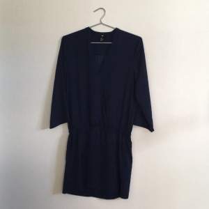 Marinblå kort klänning i skirt tyg, från H&M. Nästintill oanvänd