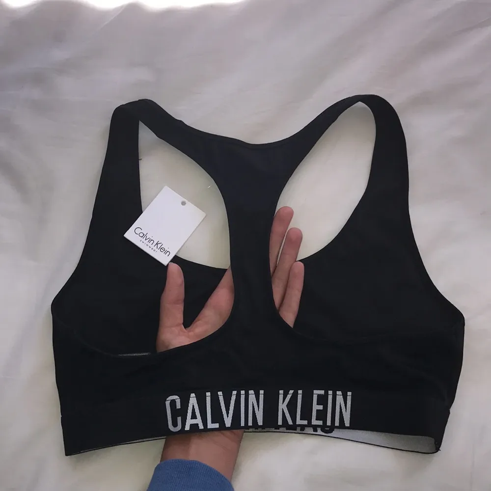 !!HELT NY!!! Superfin Calvin Klein bikiniöverdel! Fick i födelsedagspresent för någon vecka sedan men inte riktigt i min smak, så den förtjänar en ny ägare<3 frakt ingår! Pris går att diskuteras. Övrigt.