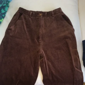  - FRI FRAKT!! Brun Manchesterbralla! Ganska smala i midjan å pösiga på ett skitsnyggt sätt! 