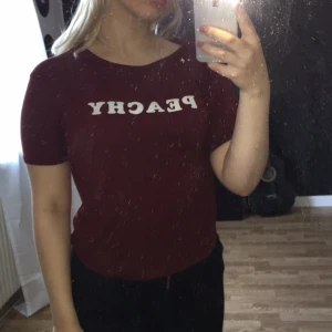  - Supersöt vinröd t-shirt från Pull&Bear!! Jättesnygg passform och jätteskönt material. Kan mötas upp i Östersund, annars står köparen för frakten🐝💞