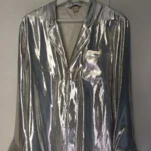  - Ombloggad populär hm skjorta i storlek 34! 