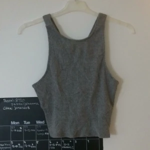  - Grå ribstickad croptop från Gina tricot