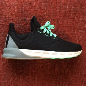  - Helt oanvända adidasskor säljes pga är dum i huvudet och köpte fel storlek men märkte inte detta fören efter tiden för bytesrätt gått ut.  Har haft samma skor tidigare och jag rekommenderar VERKLIGEN dem, skönaste skor jag haft nånsin.   Har från början kostat 800, jag köpte dem för 400 och säljer nu för bara 350.  Kan mötas upp i Stockholm, annars står du för frakten.