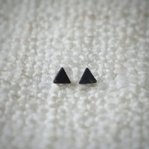  - minimalistiska örhängen (material: rodium, nickel)