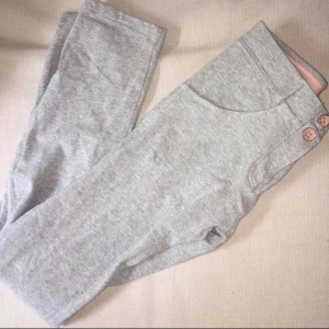  - Knappt använda Freddy pants, väldigt fina och sköna men för långa i benen på mig