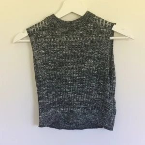  - "Stickad" Croptop 