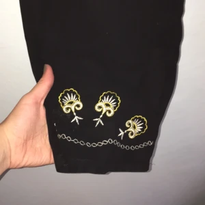  - snygga byxor med resårmidja och vida (dock inte utsvängda) ben, guldbroderade längst ner i benen 💛