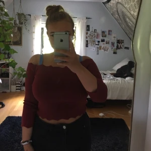  - Vinröd off the shoulder croptop från Monki. Storlek M men materialet är stretchigt. Köparen betalar frakt, annars kan jag mötas upp i Malmö 